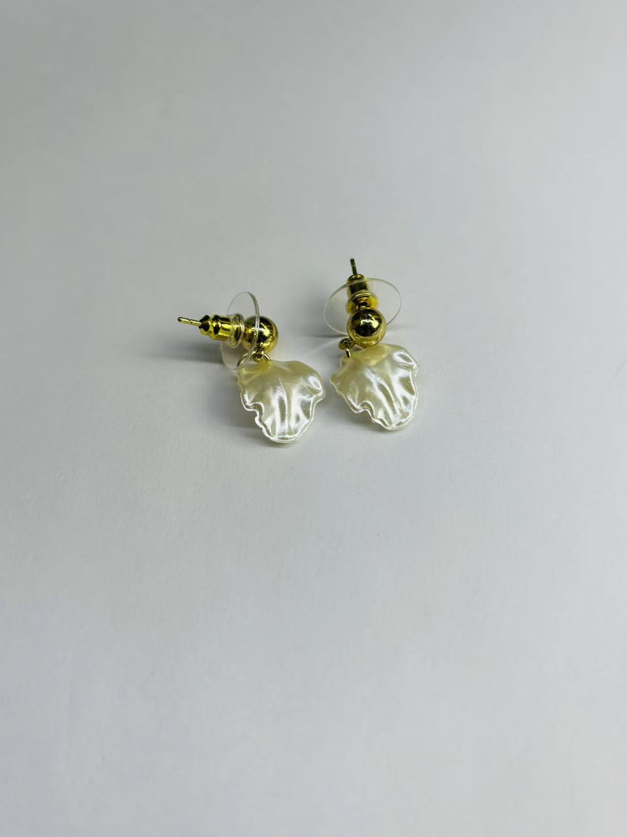 微信图片_20251112200215_148_64 Golden Bead Pearl White Petal Stud Earrings - Image 1