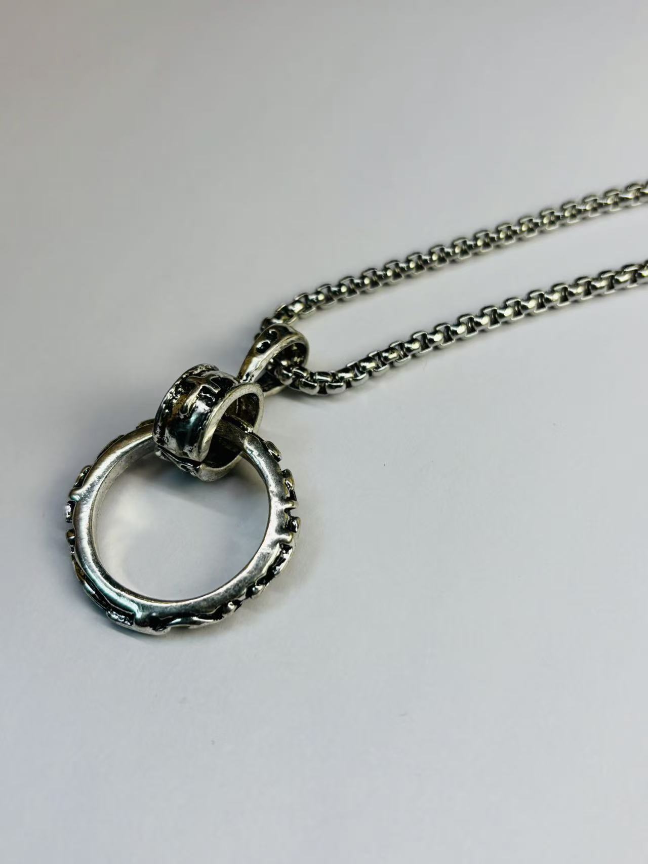 微信图片_20251112200414_200_64 Vintage Silver-Toned Circular Pendant Necklace - Image 1