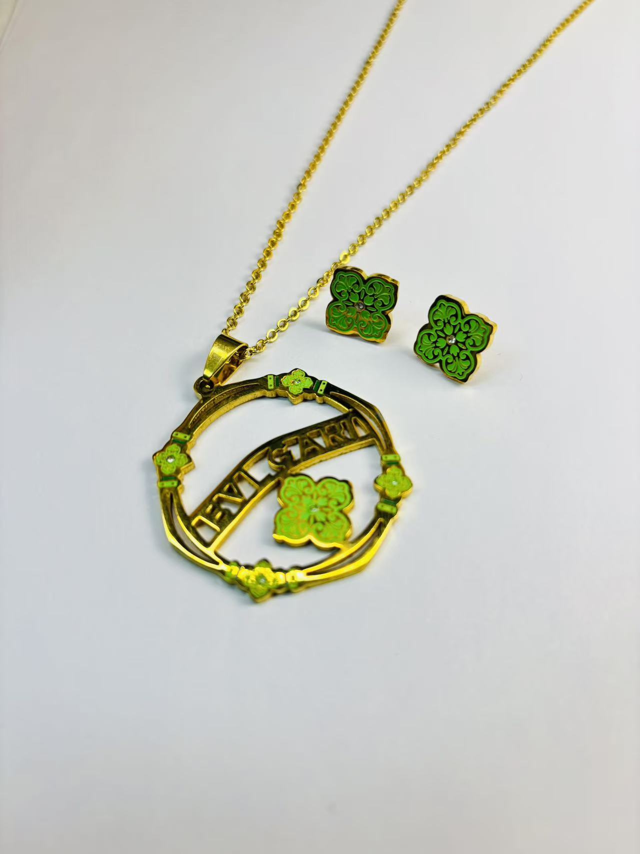 微信图片_20251112200436_205_64 Gold-Toned Clover Pattern Jewelry Set (Necklace + Earrings) - Image 1