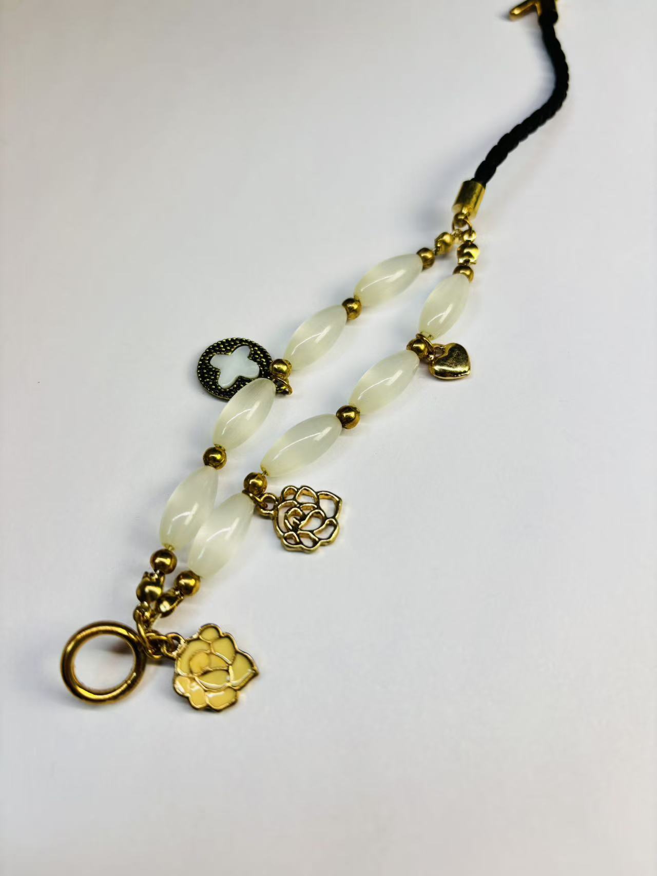 微信图片_20251112201100_220_64 Cat's Eye Bead and Floral Charm Bracelet - Image 1