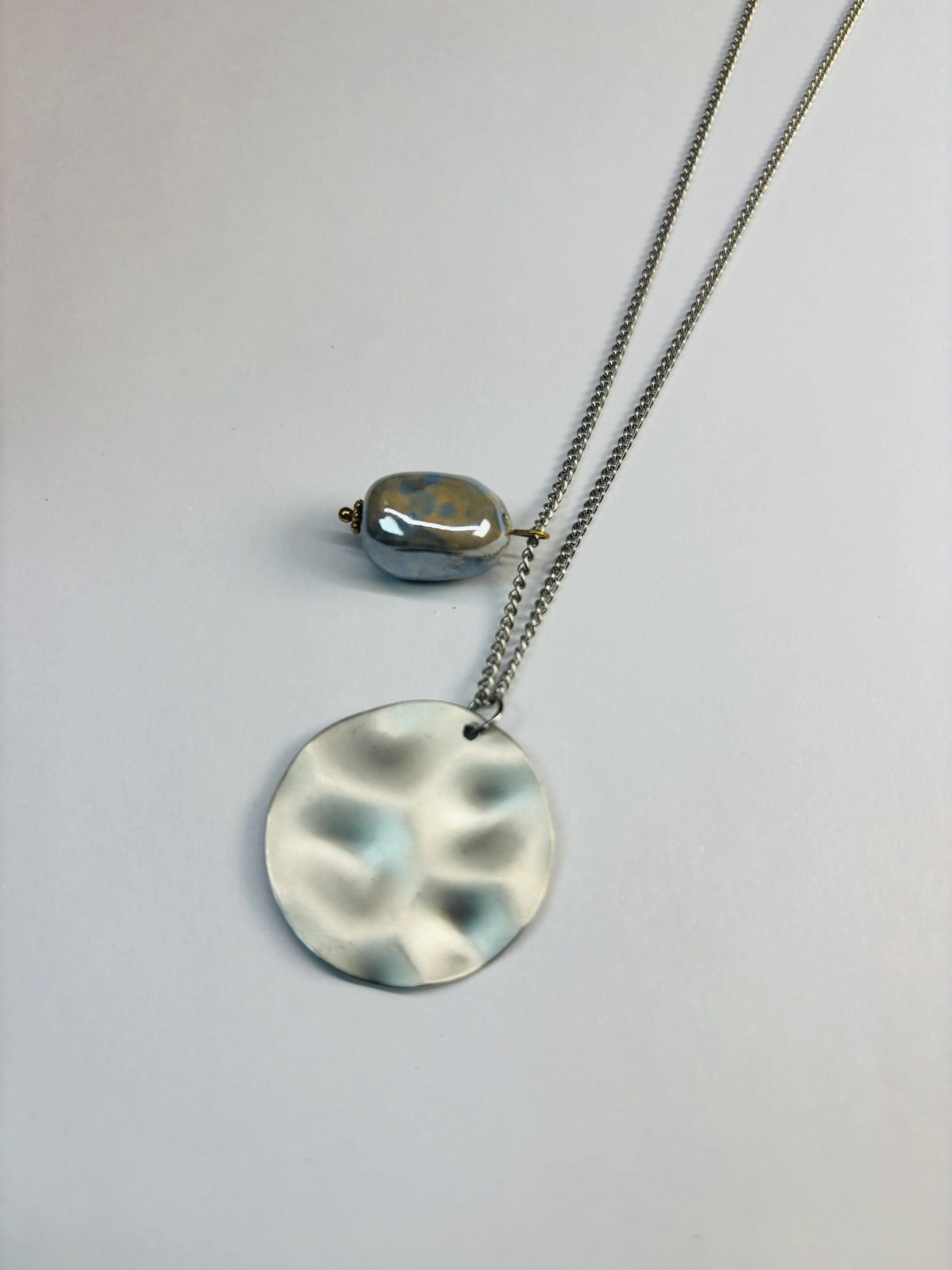 微信图片_20251112201328_247_64 Silver-Toned Hammered Disc and Baroque Pearl Pendant Necklace - Image 1