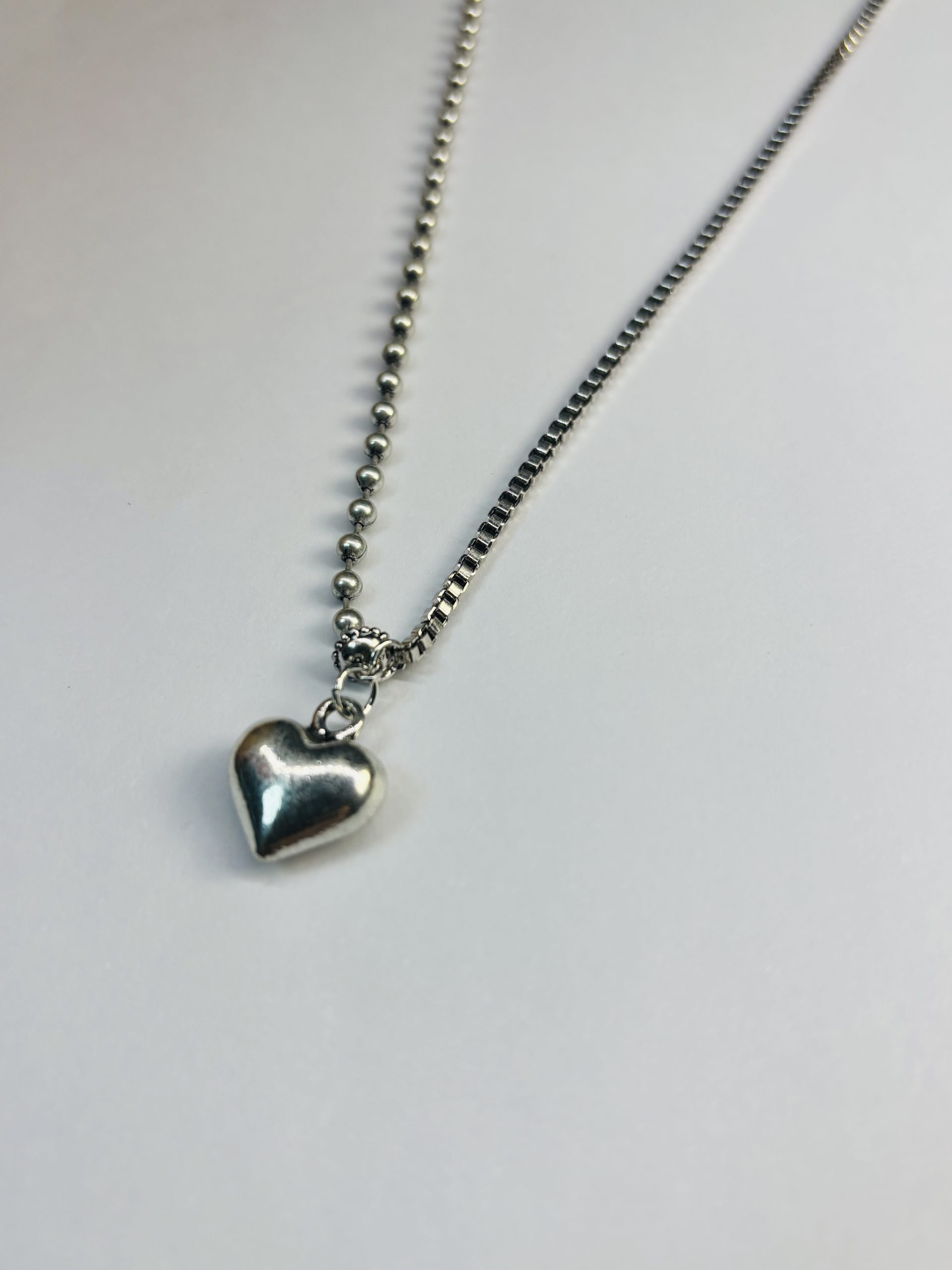微信图片_20251112201406_251_64 Silver-Toned Heart Pendant Necklace with Mixed Chain Design - Image 1
