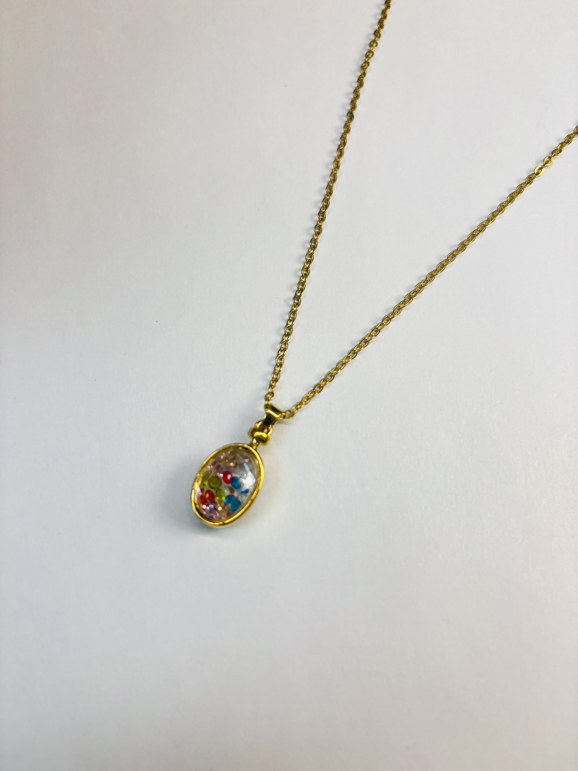 微信图片_20251112201434_259_64 Gold-Toned Oval Pendant Necklace with Colorful Inlay - Image 1